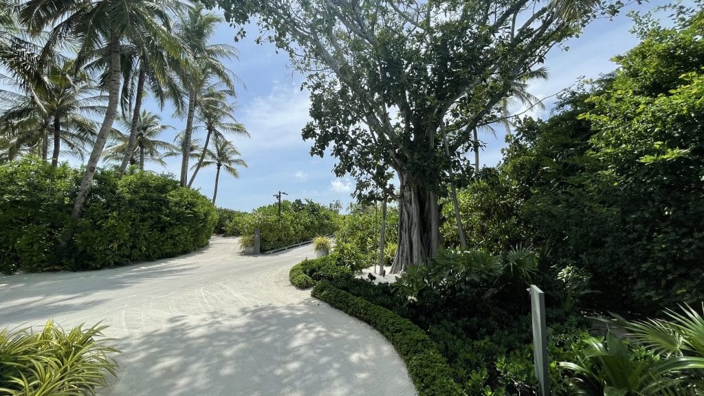 The Ritz Carlton Maledives, Fari Island Strandweg