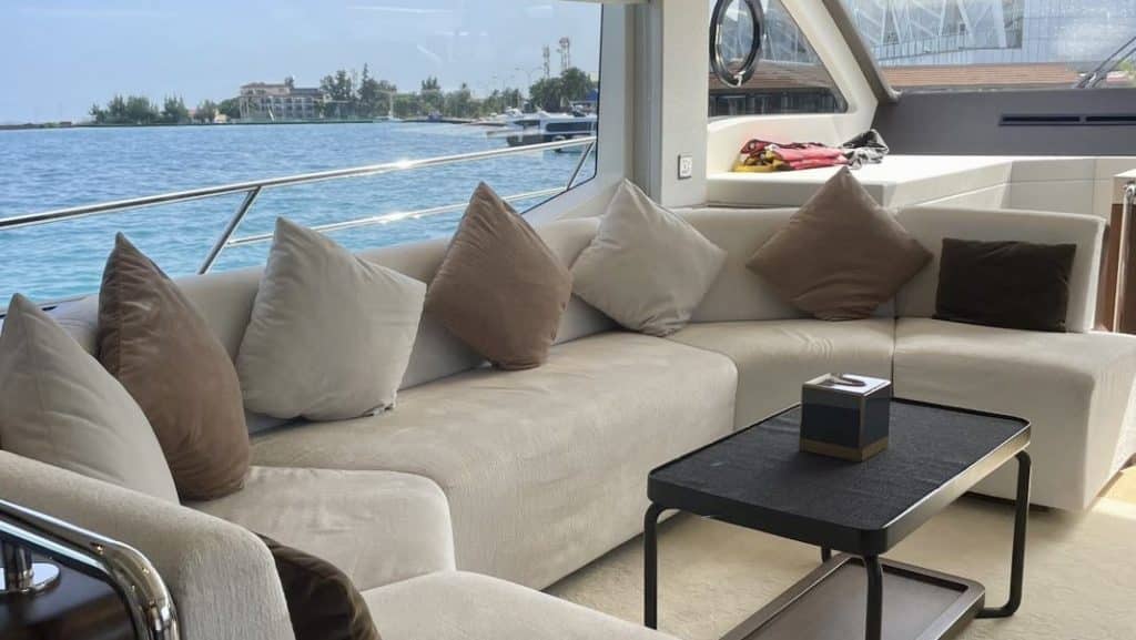 The Ritz Carlton Maledives Fari Island Yacht Innenraum 
