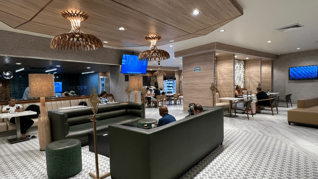 Plaza Premium Mera Vip Lounge Terminal 4 Cancun Lobby Mit Fluganzeige