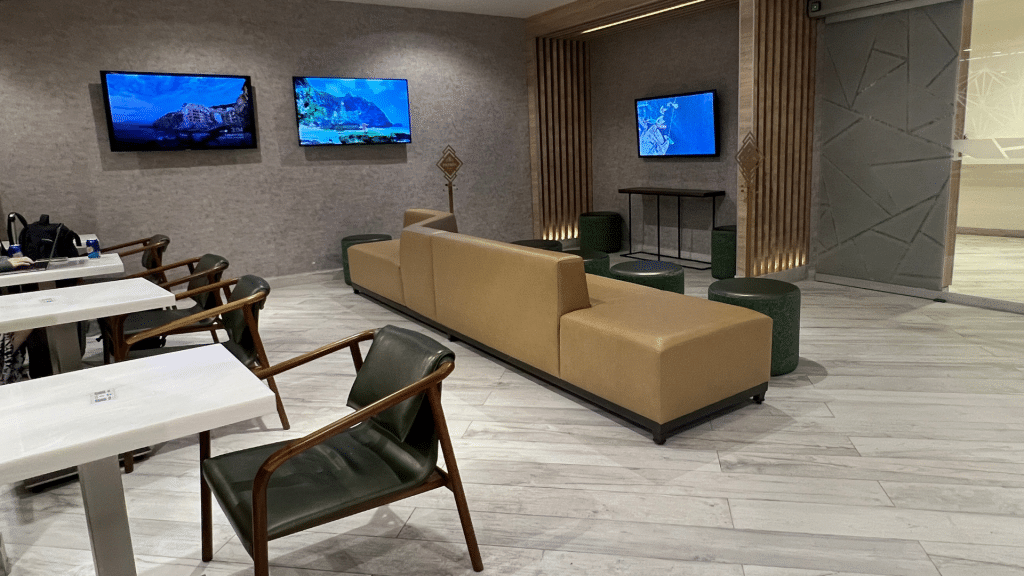 Plaza Premium Mera Vip Lounge Terminal 4 Cancun Sitzgelegenheit Mit Drei Fernsehern