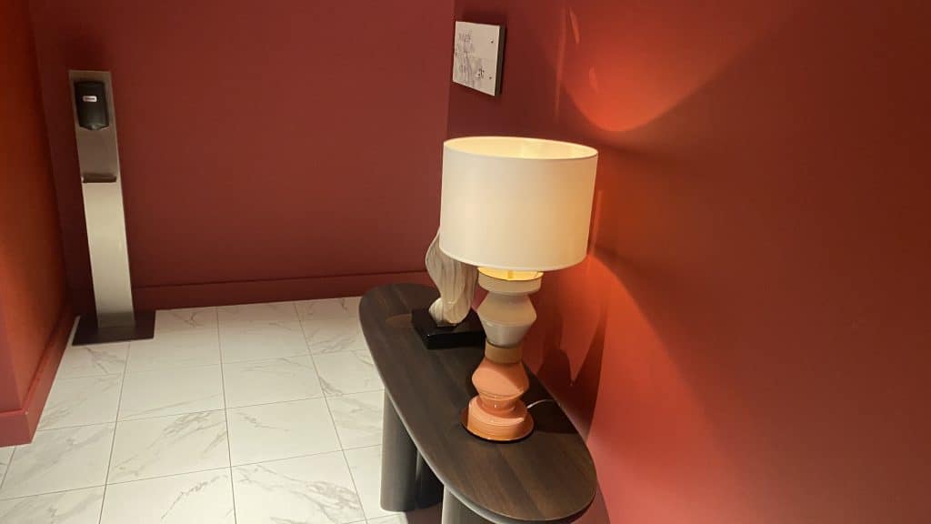 Sapphire House Antwerp Lampe Auf Tisch Und Desinfektionsmittelständer