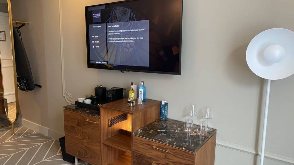 Sapphire House Antwerp Twin Zimmer Fernseher Mit Begrueßungtext Und Komode Unter Dem Fernseher