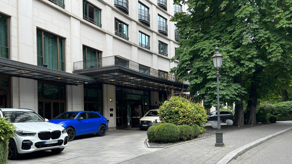 The Charles Hotel Muenchen Vor Dem Hotel