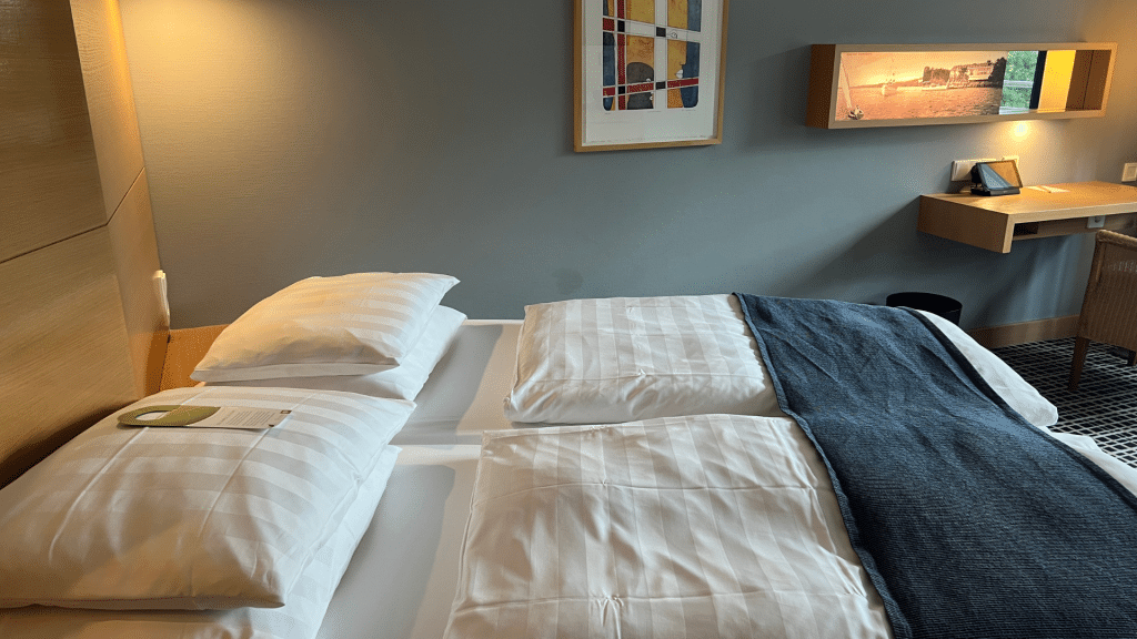 Esplanade Resort Bad Saarow Zimmer Bett Seitlich