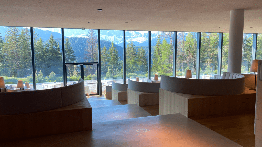 Forestis Dolomites Sitzmoeglichkeiten Mit Ausblick Auf Dolomiten