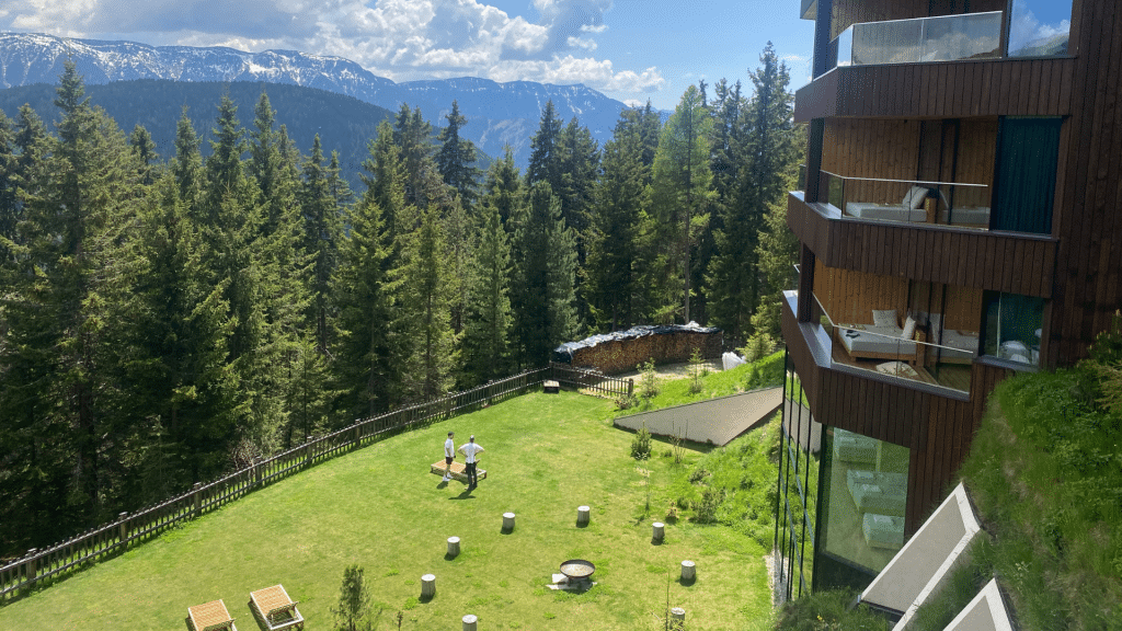 Forestis Dolomites Tower Suite Ausblick Auf Hotelwiese