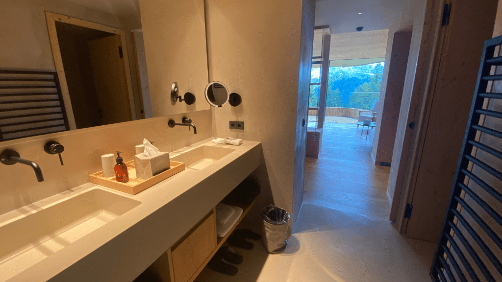 Forestis Dolomites Tower Suite Badezimmer Zugang Zu Wohnbereich