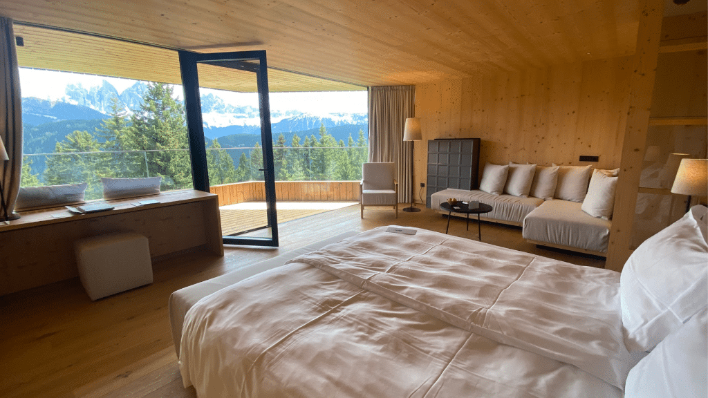 Forestis Dolomites Tower Suite Bett Mit Ausblick Auf Terasse Und Sitzecke