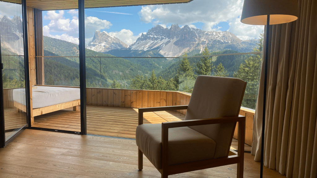 Forestis Dolomites Tower Suite Stuhl Mit Ausblick Zur Terasse