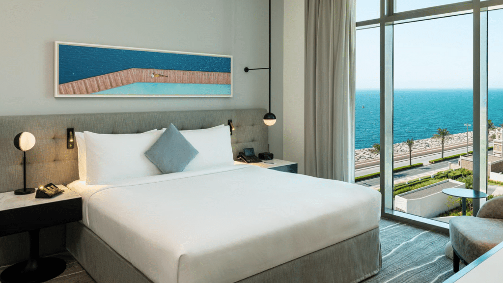 Ihg Th8 Palm Dubai Beach Resort Zimmer