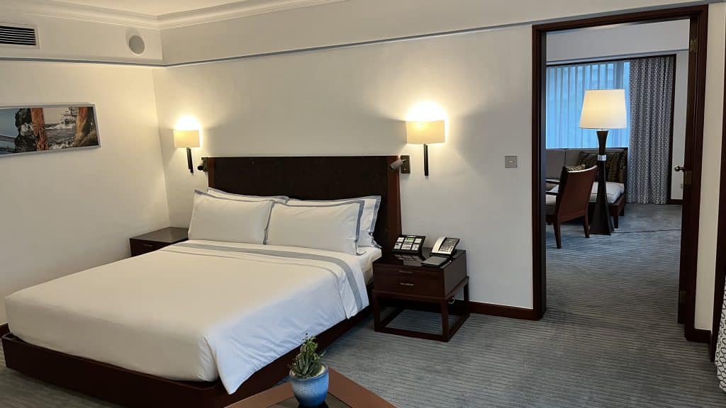 The Peninsula Manila Premier Suite Bett Frontal