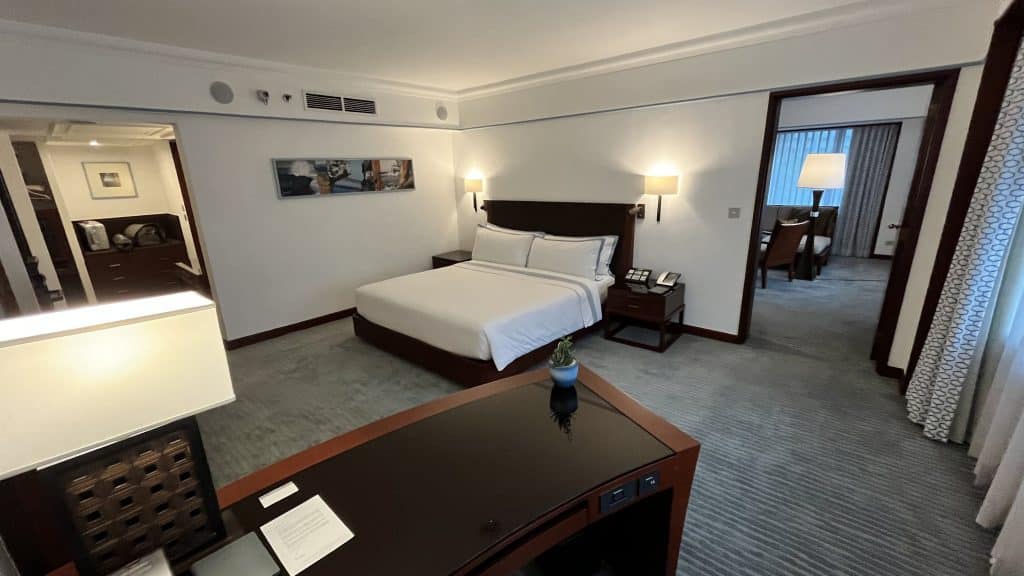 The Peninsula Manila Premier Suite Bettbereich