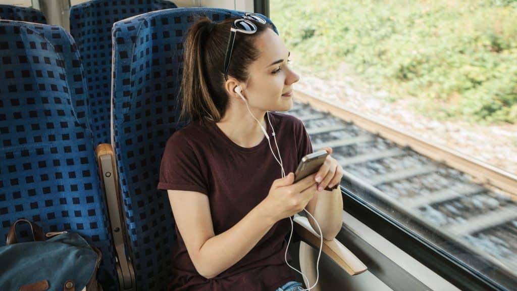Frau mit Handy in der Bahn 

