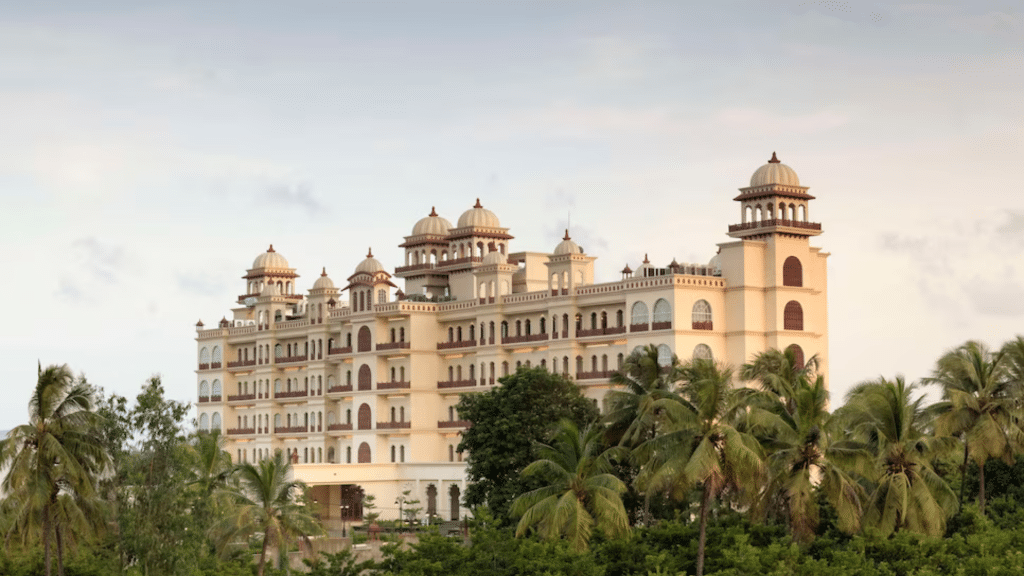 Radisson Uday Palace Navsari Außen