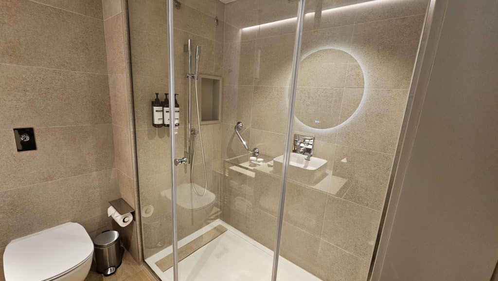 Hyatt Regency Malta Badezimmer Dusche