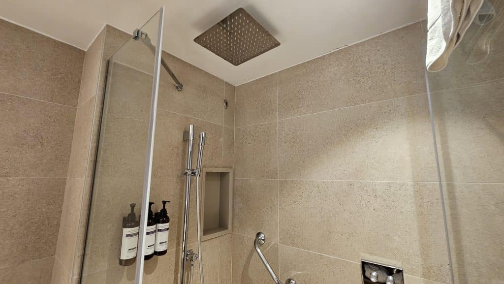 Hyatt Regency Malta Badezimmer Dusche 2