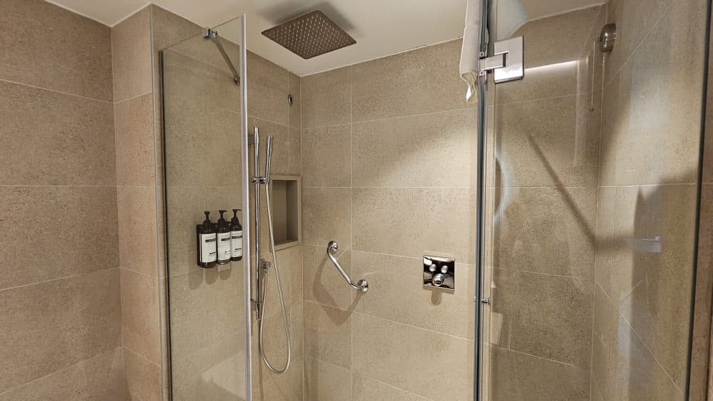 Hyatt Regency Malta Badezimmer Dusche 5
