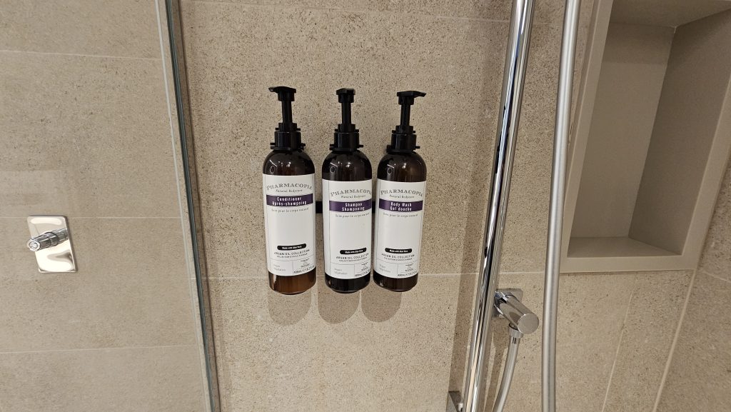Hyatt Regency Malta Badezimmer Dusche Pflegeprodukte