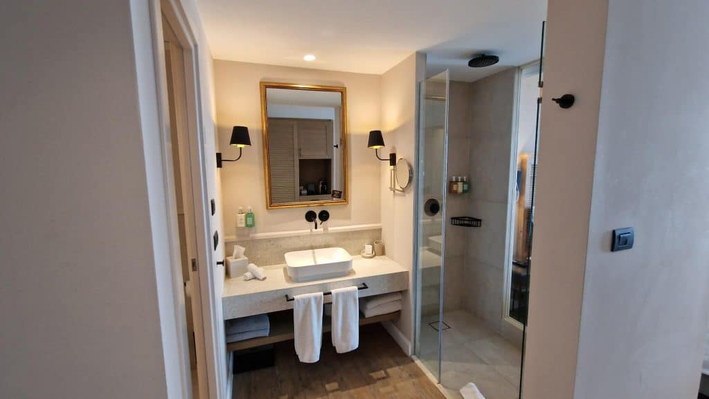 Nido Hotel Korfu Junior Suite Offenes Badezimmer