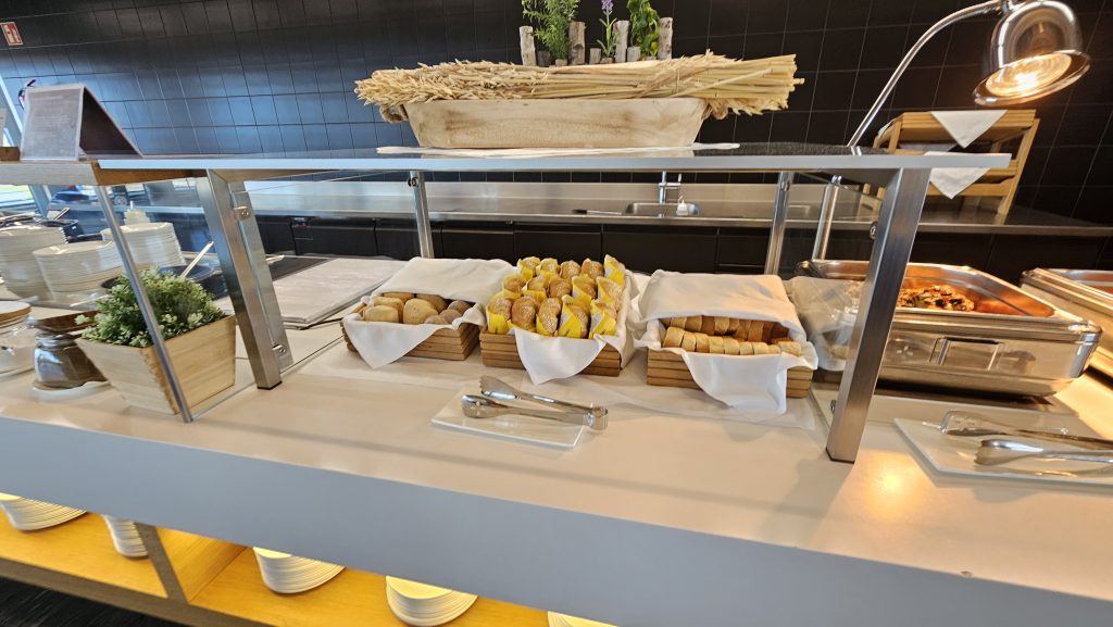 Swiss Senator Lounge Zürich E Buffet Brot Broetchen