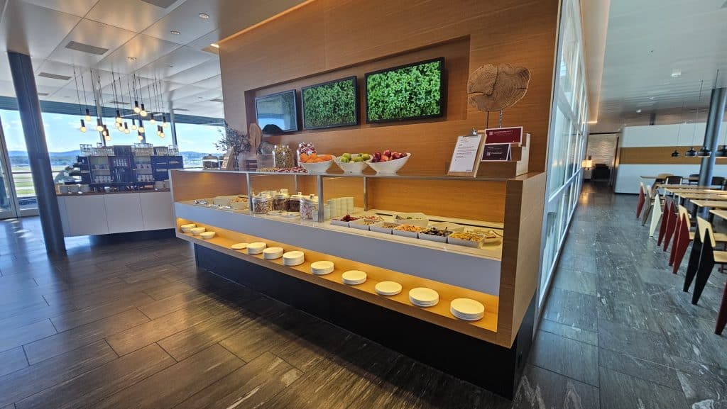 Swiss Senator Lounge Zürich E Buffet Salat Obst Suessigkeiten