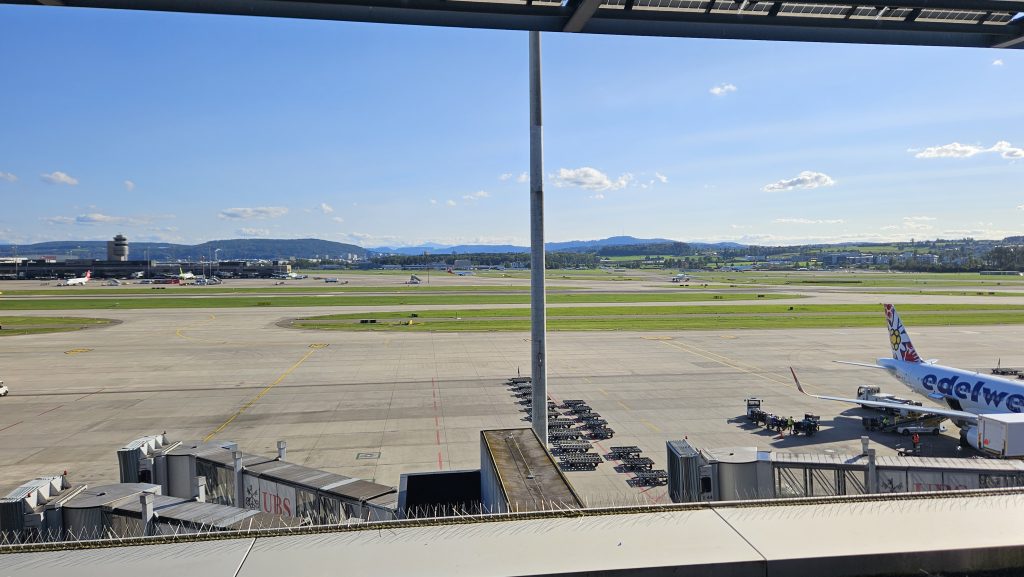 Swiss Senator Lounge Zürich E Terrasse Ausblick 5