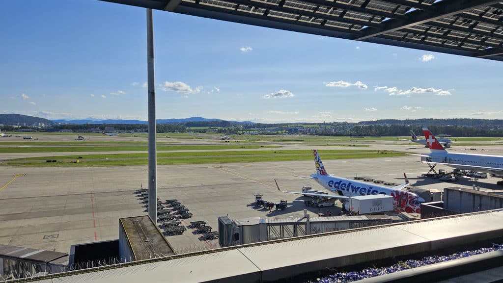 Swiss Senator Lounge Zürich E Terrasse Ausblick 6