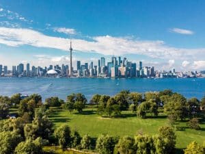Toronto Kanada Luftaufnahme Der Skyline Von Toronto Und Des Ontariosees.jpg S=1024x1024&w=is&k=20&c=L7mIDrspmMXNhHgyQ7CnRG7RVM0rhVIV2P4ZqZs6F3g=