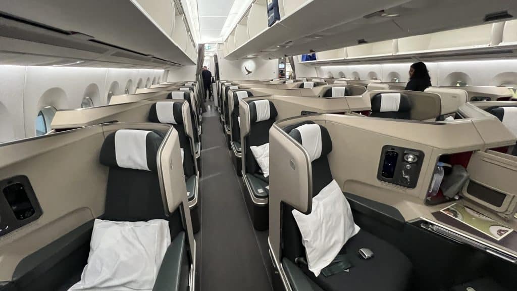 Cathay Pacific Business Class Airbus A350 Kabine 