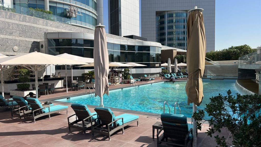 Jumeirah Emirates Towers Dubai Pool Liegen 2