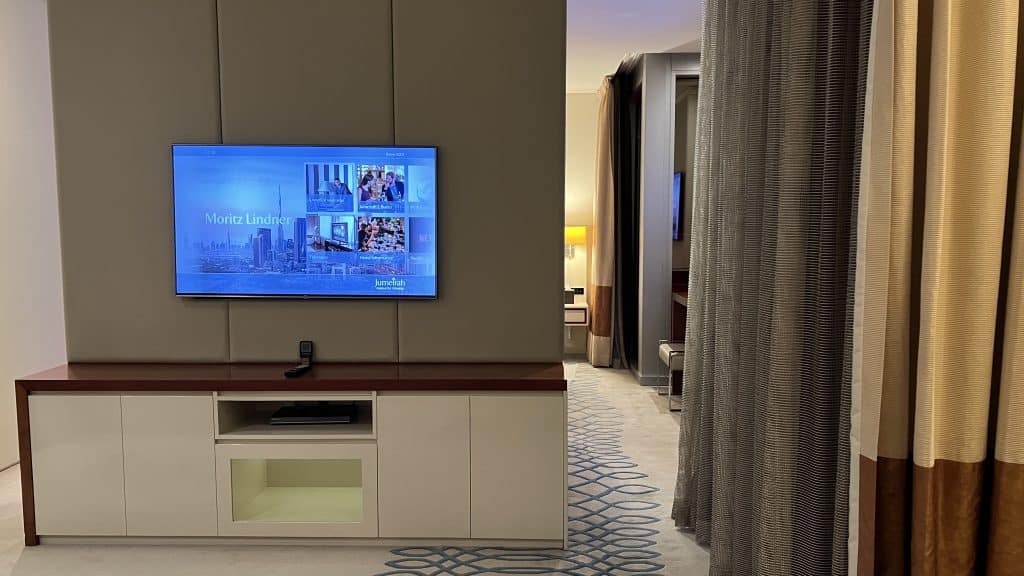 Jumeirah Emirates Towers Dubai Suite Fernseher