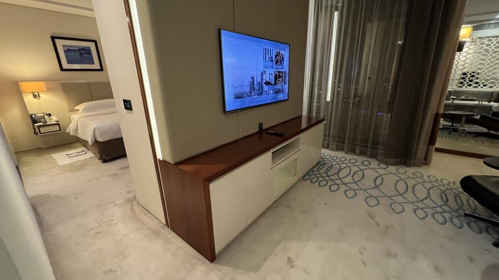 Jumeirah Emirates Towers Dubai Suite Schlafzimmer Fernseher
