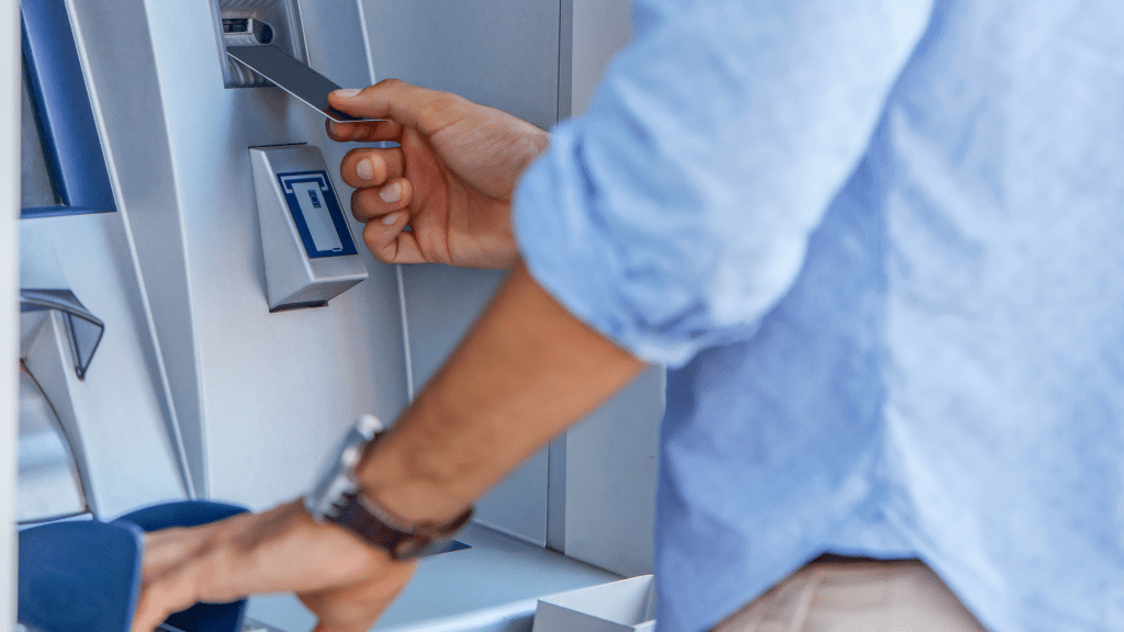 Bargeld Abheben Bankautomat mit der Frequent Traveller Kreditkarte