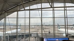 Cathay Pacific The Wing Business Class Lounge Hongkong Ausblick Aufs Rollfeld 2