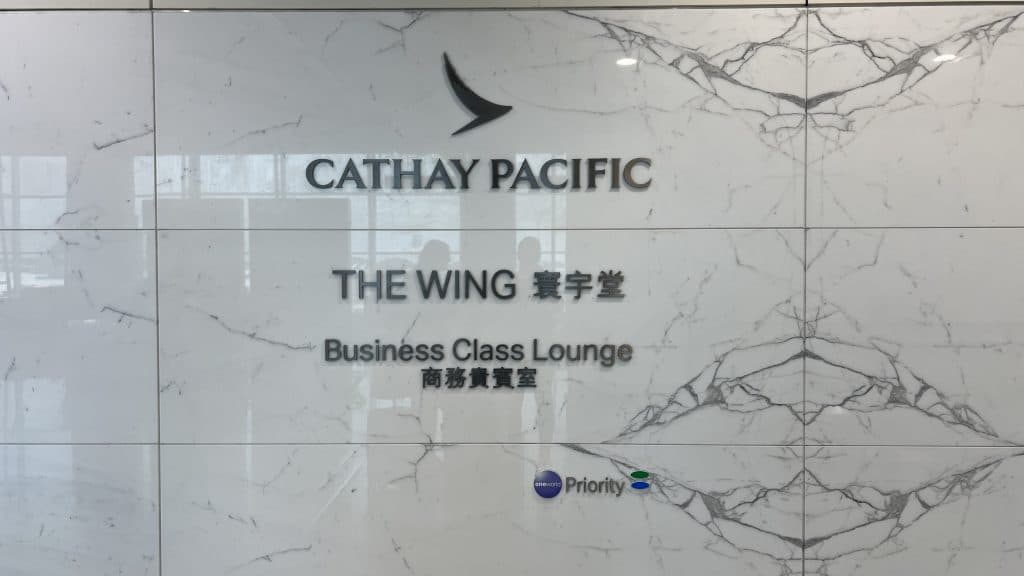 Cathay Pacific The Wing Business Class Lounge Hongkong Eingang 