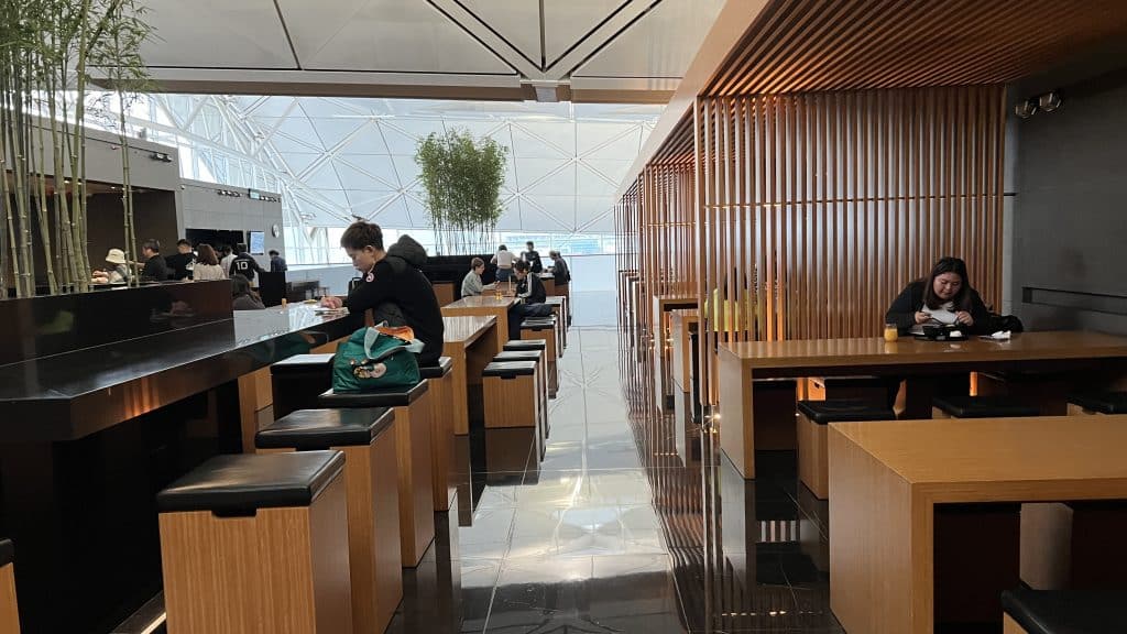 Cathay Pacific The Wing Business Class Lounge Hongkong Restaurantbereich 