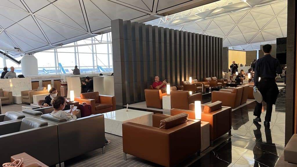 Cathay Pacific The Wing Business Class Lounge Hongkong Sitzgelegenheiten