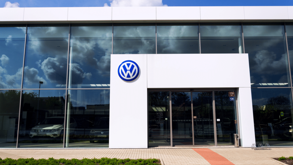 Volkswagen Logo am Gebaeude