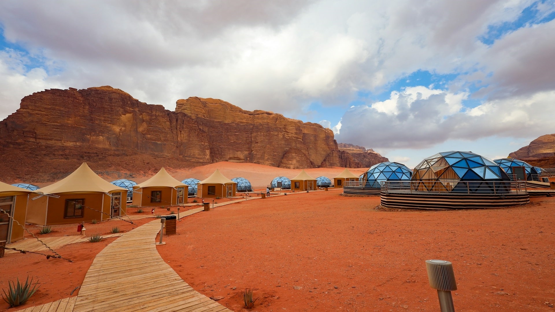 Wüstenlandschaft im Wadi Rum in Jordanien