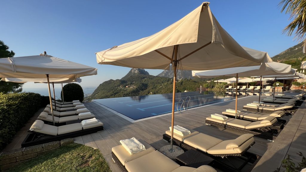 Lefay Resort Spa Lago Di Garda Infinity Pool Liegen Tag 