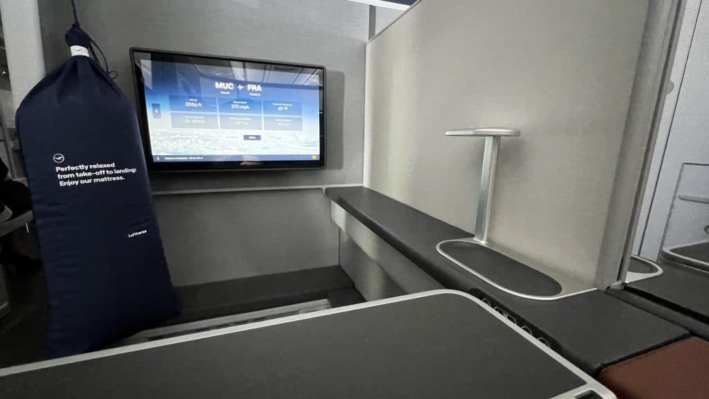 Lufthansa Allegris Business Class Suite Mitte Ablagefläche