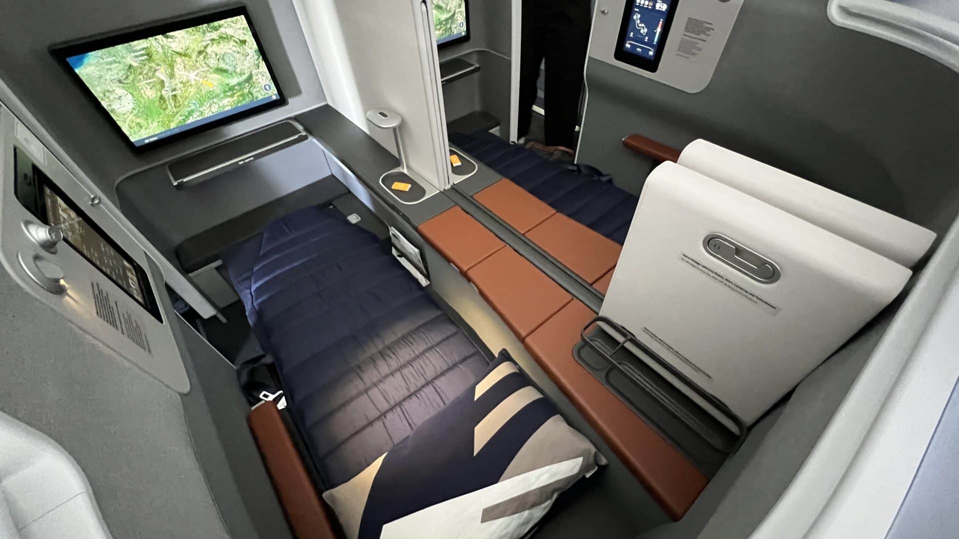 Lufthansa Allegris Business Class Suite Mitte Bett 2