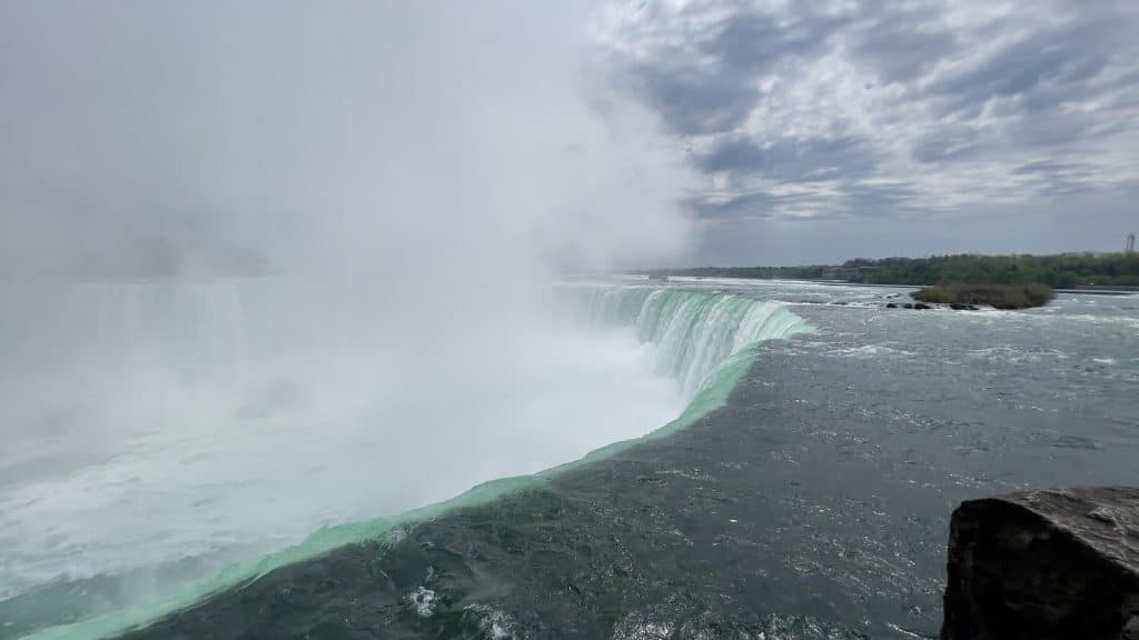 Die Niagarafälle bei bedecktem Himmel