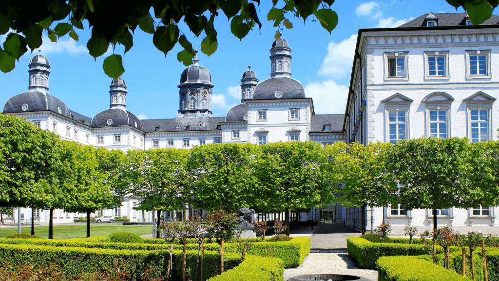 Althoff Grandhotel Schloss Bensberg Hotelansicht Park