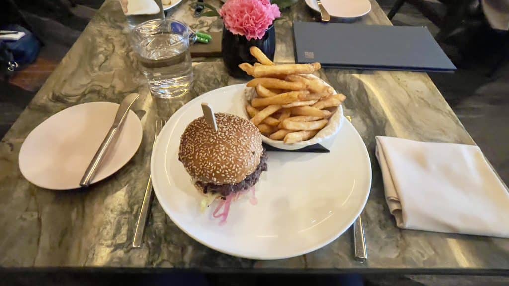 Burger und Pommes im Park Hyatt Toronto