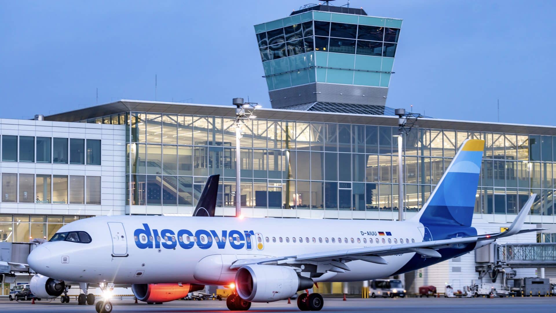 Discover Airlines MUC Tower Abend