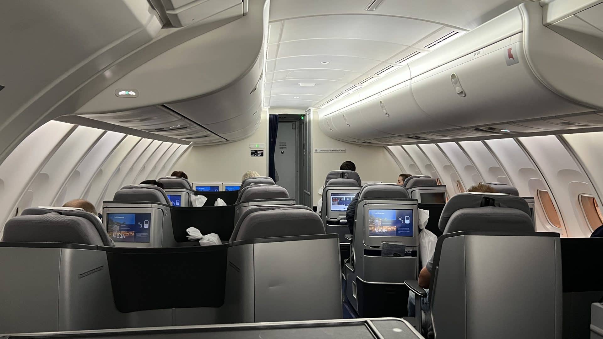 Review Lufthansa Business Class Boeing 747 8