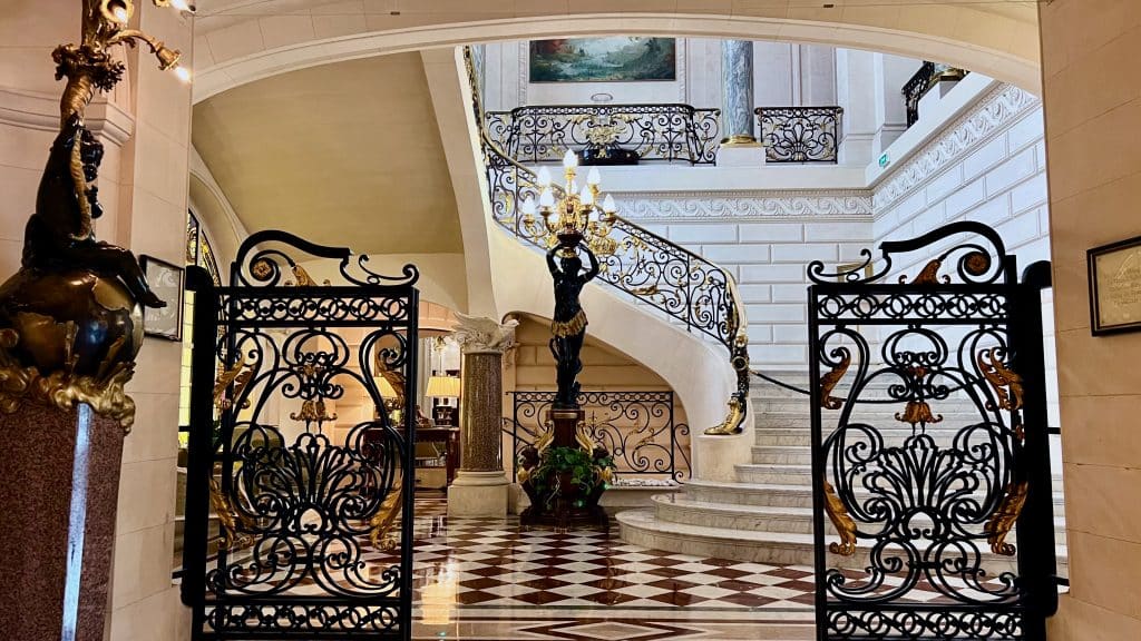 Treppe in der Lobby des Shangri-La Paris