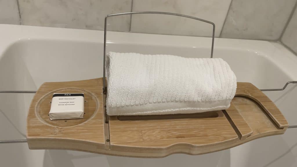 Handtuch und Seife für die Badewanne