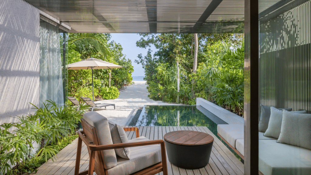 Alila Kothaifaru Malediven Beach Pool Villa Terrasse